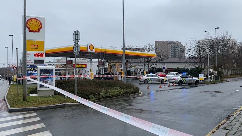 Přepadení pumpy v Praze. Ozbrojení lupiči tam ukradli auto a jsou na útěku